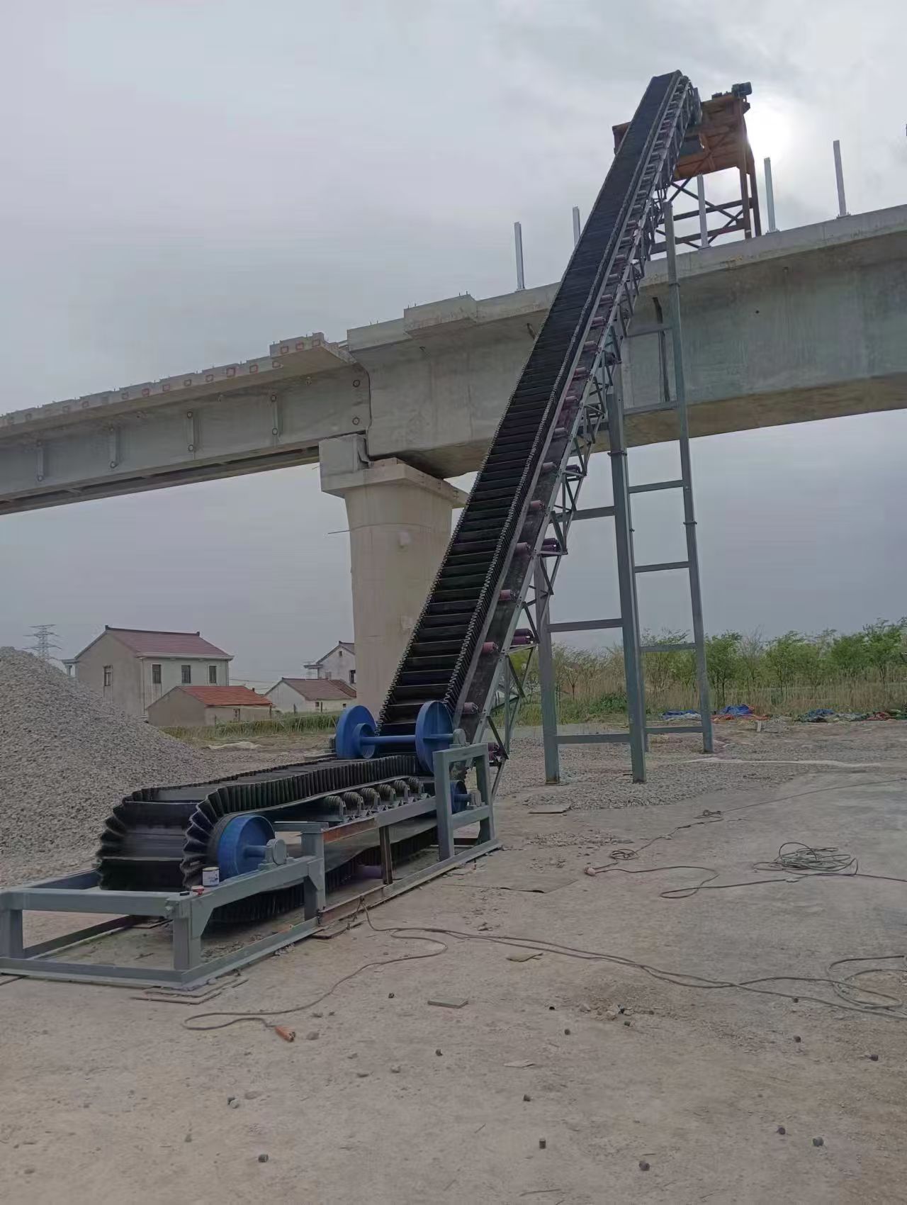 如何选择适合自己的挡边皮带输送机？