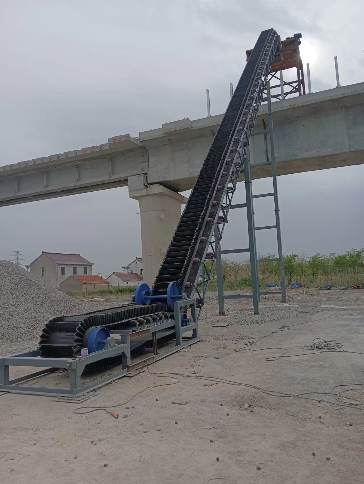 大倾角皮带输送机设计注意事项？